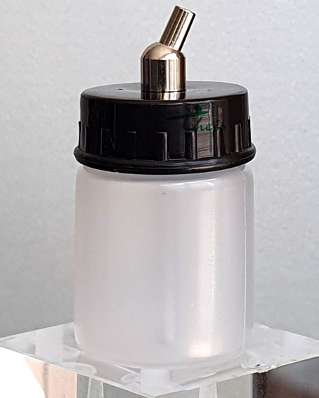 Farbbehälter mit Sauganschluss
